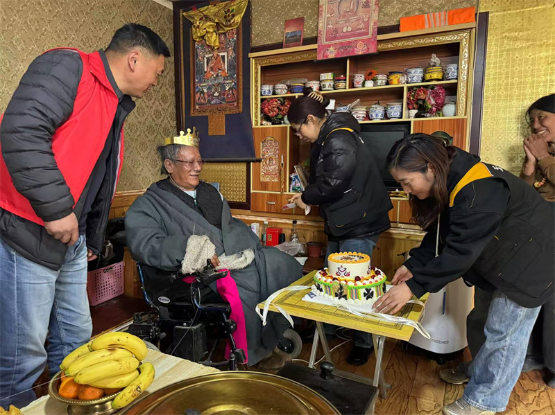 社工為老年人慶祝生日。阿壩州民政局供圖
