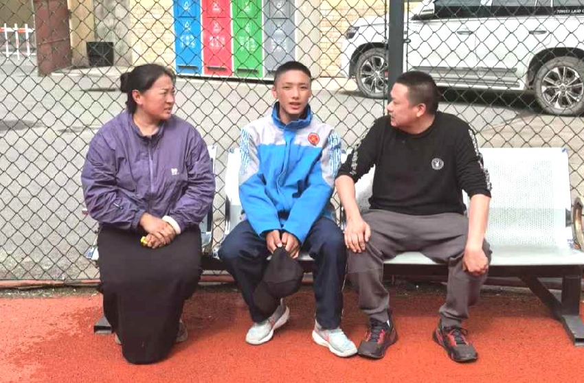 援新教師和家長(zhǎng)、學(xué)生交流學(xué)習(xí)情況。受訪(fǎng)者供圖