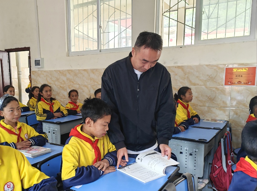 援新教師為學(xué)生們輔導(dǎo)學(xué)習(xí)。受訪(fǎng)者供圖