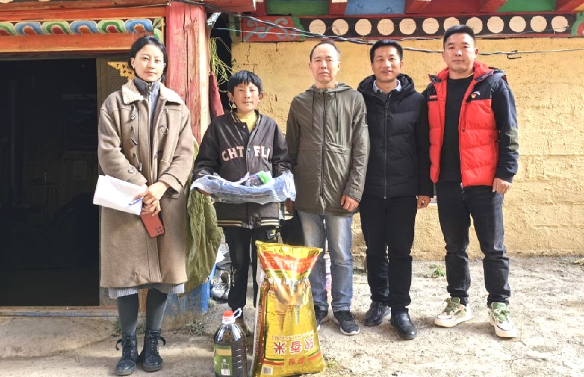 援新教師走訪(fǎng)慰問(wèn)學(xué)生。受訪(fǎng)者供圖