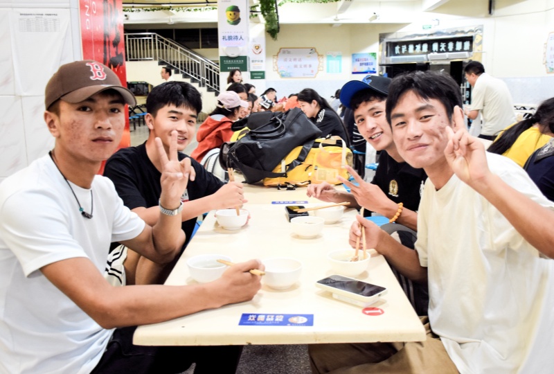 道孚縣學子在食堂就餐。婺城區(qū)援派道孚縣工作分隊供圖