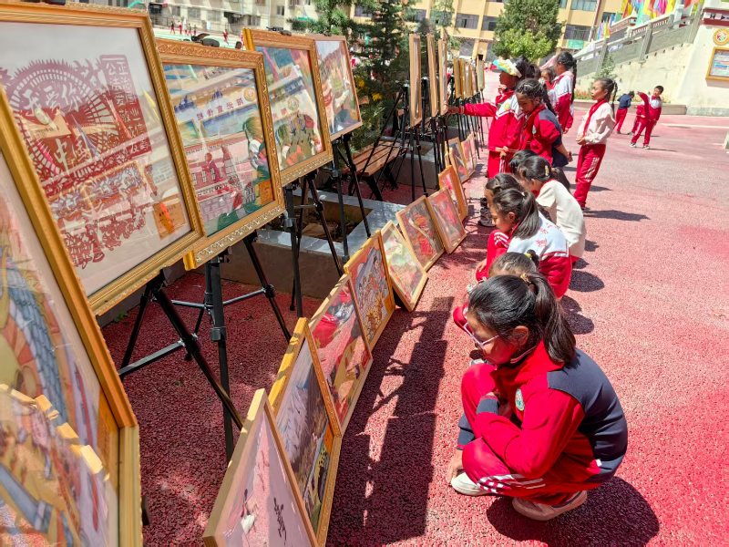 書畫展上的民族大團(tuán)結(jié)教育。道孚縣委宣傳部供圖